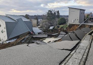 Ascienden a 73 los muertos por el violento terremoto en Japón que ha hecho revivir la pesadilla de Fukushima