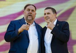 Oriol Junqueras y Arnaldo Otegi durante un mitin de ERC en Barcelona para las generales del 23-J.