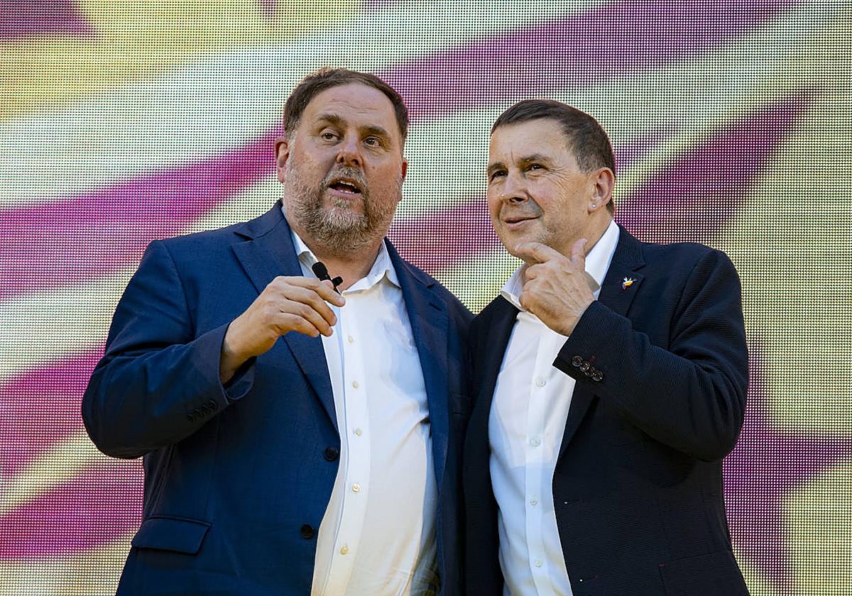 Oriol Junqueras y Arnaldo Otegi durante un mitin de ERC en Barcelona para las generales del 23-J.