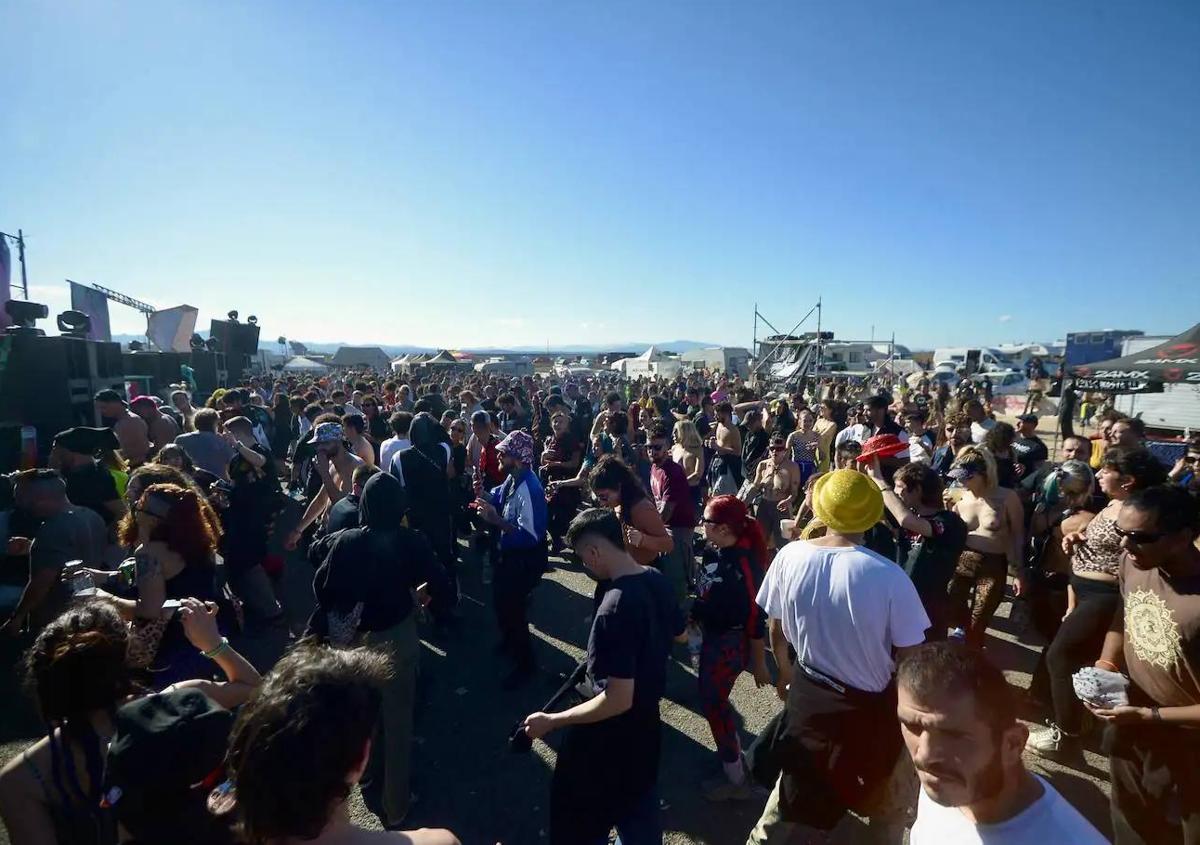 Imagen secundaria 1 - En la imagen superior, aspecto de la zona del recinto donde han instalado diversos puestos; debajo, los asistentes a la 'rave' en pleno festejo musical y, por último, aspecto de la zona improvisada de aparcamiento.