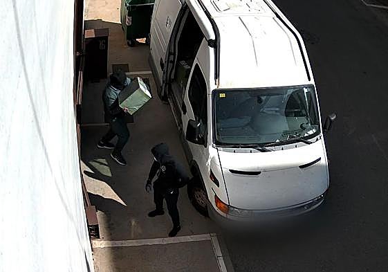 Los agentes han detenido a cuatro personas y tres están siendo investigadas