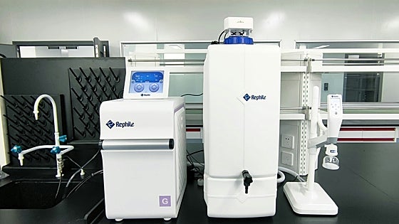 ¿Tienes sed? Sírvete un vaso bien fresquito con este dispensador de agua automático