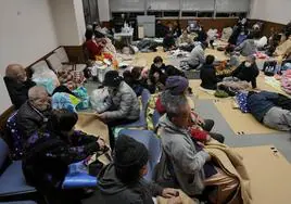 Decenas de personas permanecen en un refugio después de un fuerte terremoto en la ciudad de Togi.