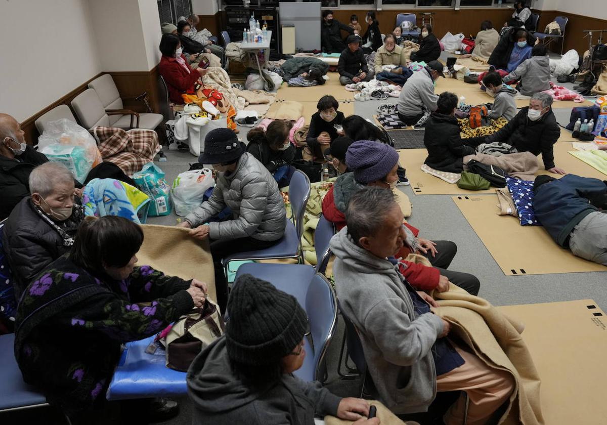 Decenas de personas permanecen en un refugio después de un fuerte terremoto en la ciudad de Togi.