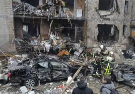 Los rescatistas ucranianos trabajan en un edificio dañado tras un ataque con misiles en Kiev.