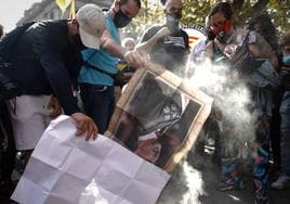 Independentistas queman una foto de Felipe VI el 9 de octubre de 2020 en Barcelona.