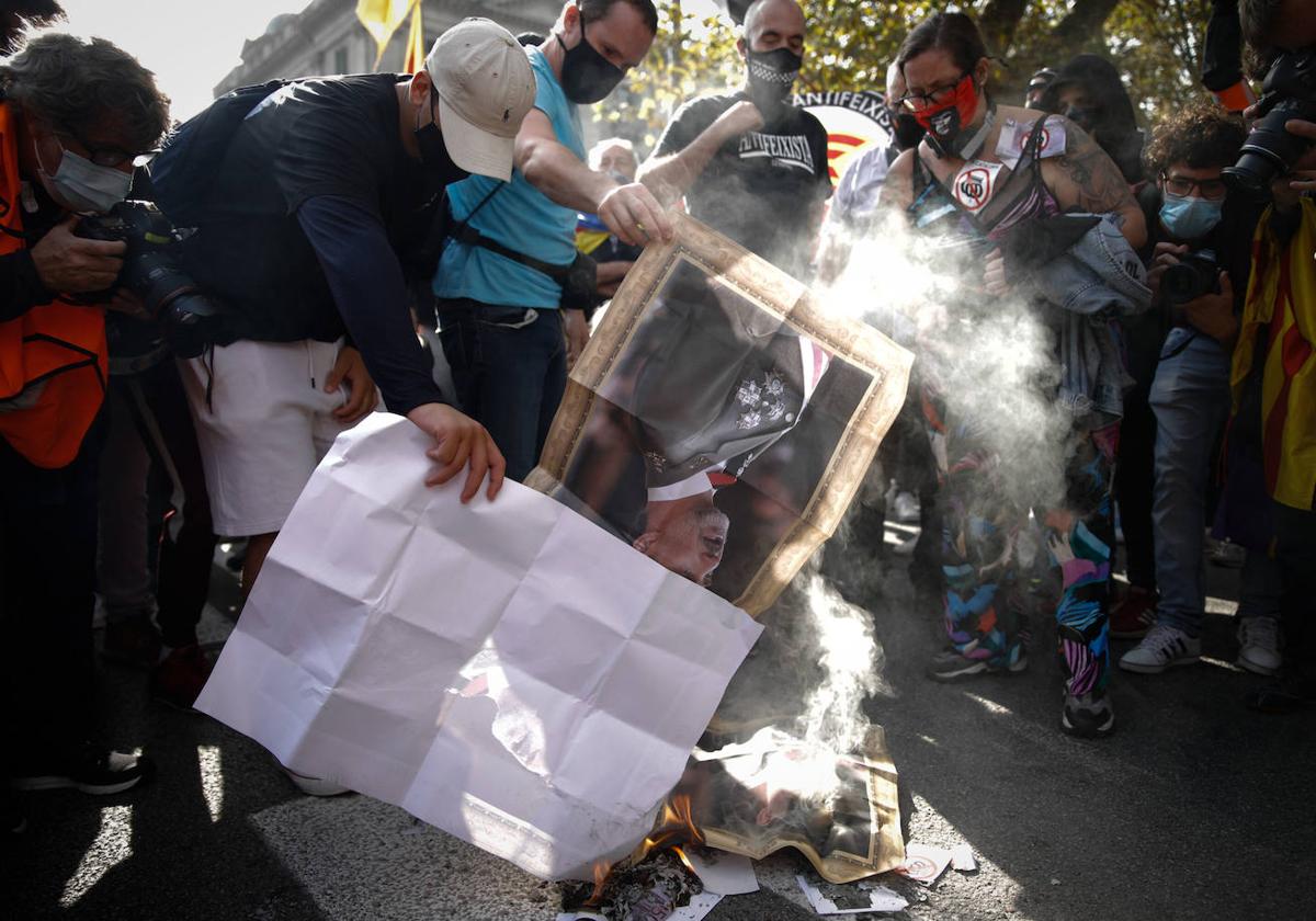 Independentistas queman una foto de Felipe VI el 9 de octubre de 2020 en Barcelona.