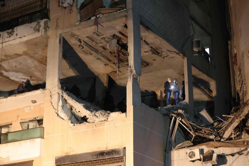 Dos inspectores libaneses inspeccionan los restos del inmueble utilizado como oficina por Hezbolá donde encontró la muerte Al-Arouri tras el disparo de los cohetes.