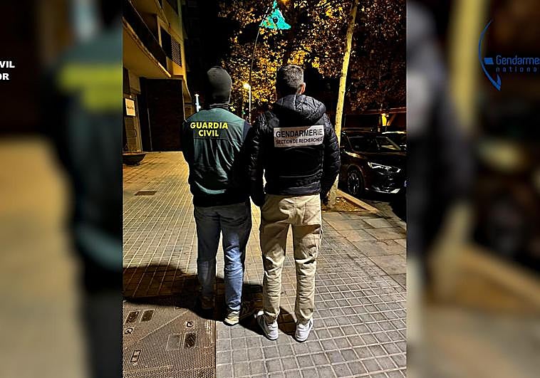 Un agente de la Guardia Civil y otro de la Germandería Nacional Francesa durante la investigación