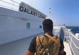 Un rebelde hutí asaltando un carguero en el mar Rojo