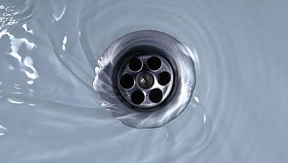 Todas las cosas que tiramos por el desagüe y que ensucian el agua