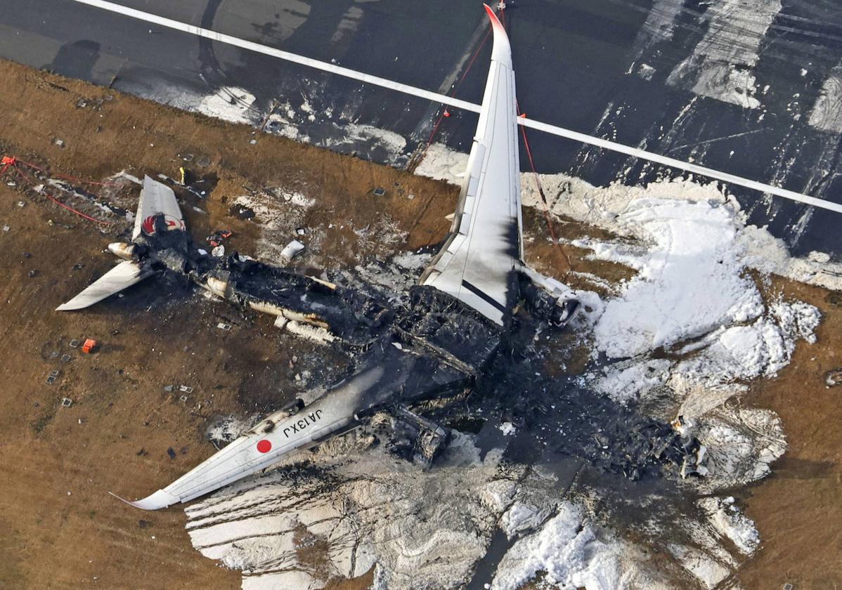 El avión de pasajeros quedó calcinado después del incendio por la colisión.