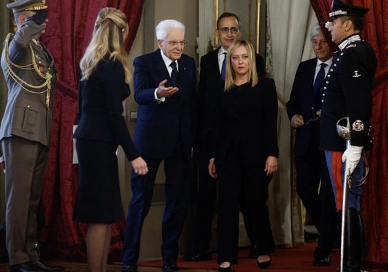 Mattarella y Meloni durante la ceremonia de juramento de la primera ministra en el palacio del Quirinal