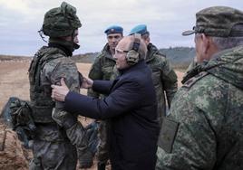 El presidente ruso, Vladimir Putin, inspecciona el progreso del entrenamiento de los militares movilizados en un campo de entrenamiento