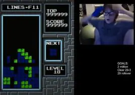 El chaval celebra por todo lo alto su récord en el Tetris