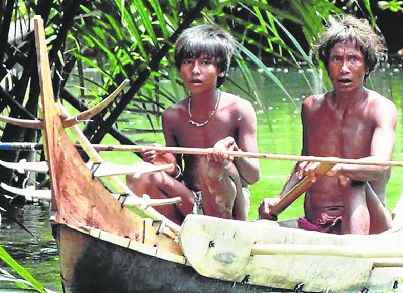 Dos nativos del pueblo shompen a bordo de una barca.