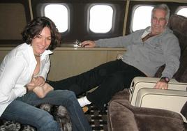 Jeffrey Epstein y la británica Ghislaine Maxwell, en un avión.