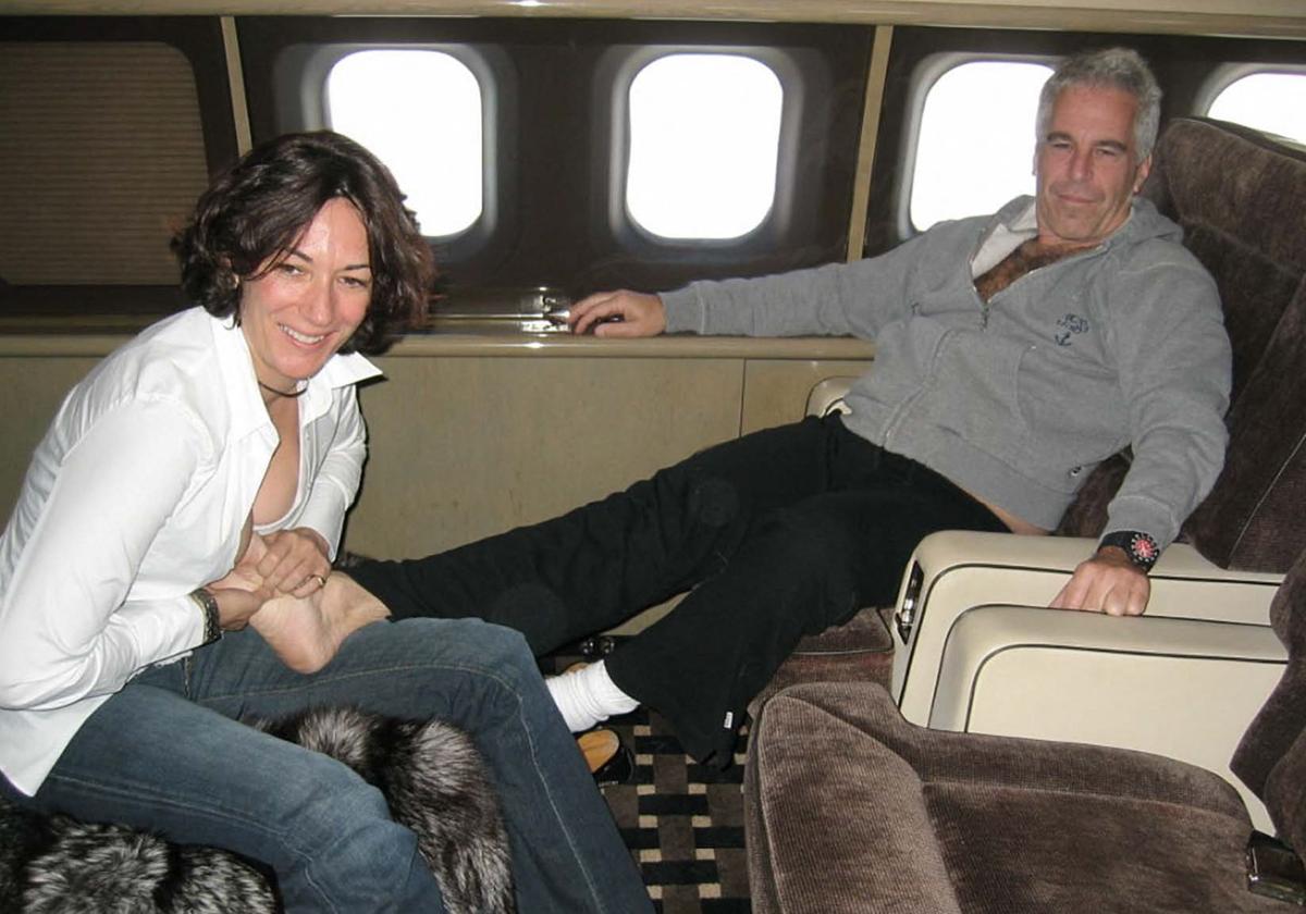 Jeffrey Epstein y la británica Ghislaine Maxwell, en un avión.