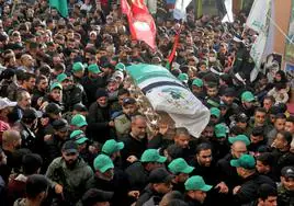 Una multitud llevan el ataúd de Ahmed Hamoud, asesinado junto con el líder adjunto de Hamas, Saleh al-Aruri