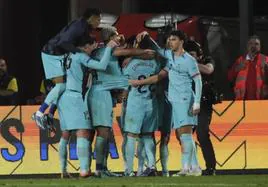 Los jugadores del Barça festejan el decisivo gol de Gündogan.
