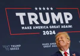 El expresidente de Estados Unidos y candidato presidencial republicano Trump hizo campaña el viernes en Mason City, Iowa.