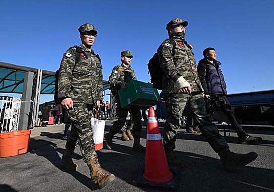Los marines surcoreanos desembarcan de un ferry de pasajeros en la isla Yeonpyeong, cerca de la frontera marítima de la 'línea límite norte' con Corea del Norte.