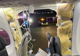 Imágenes publicadas en las redes sociales muestran una ventanilla rota y máscaras de oxígeno colgando del techo del avión.