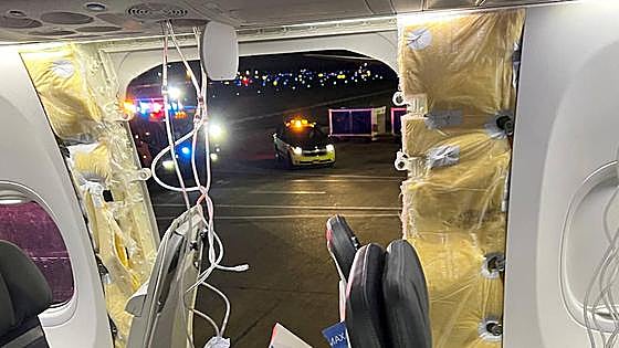EE UU deja en tierra los Boeing 737-9 tras perder la puerta un avión en vuelo