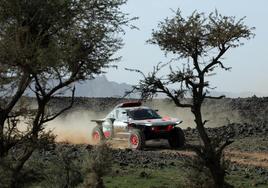 El Audi de Carlos Sainz, durante la etapa 1 del Dakar.