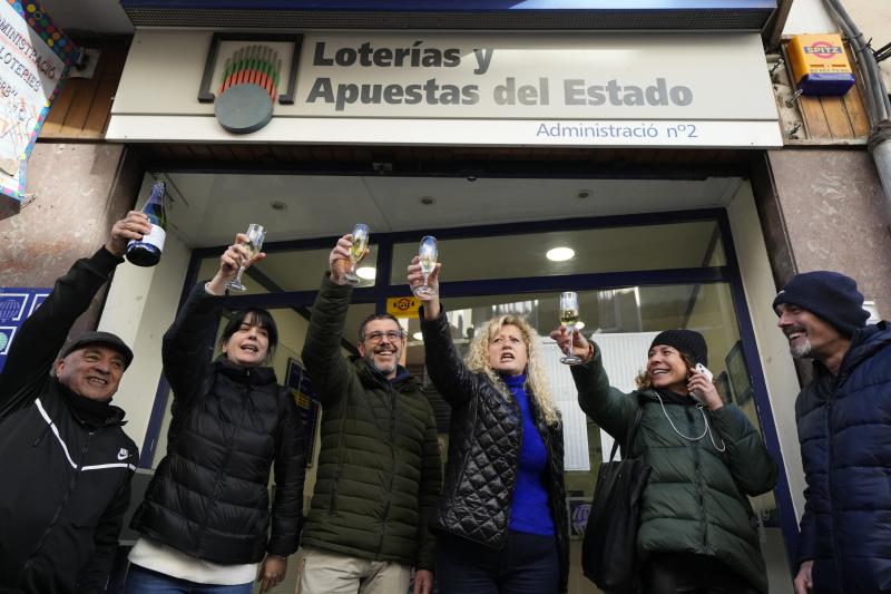 Los propietarios de la Administración nº2 de Corbera de Llobregat (Barcelona) celebran con algunos de los agraciados haber vendido décimos del primer premio.