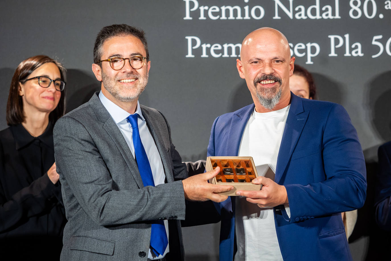 César Pérez Gellida, a la derecha, recibe el Premio Nadal de novela por 'Bajo tierra seca'.