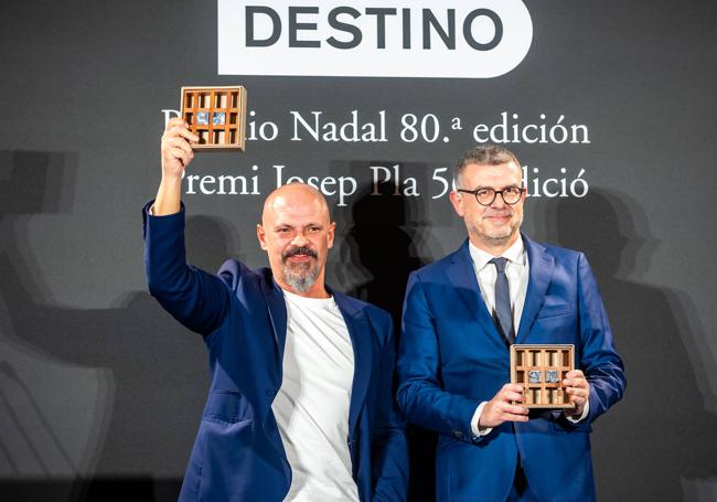 César Pérez Gellida y Jaume Clotet posan con el Premio Nadal y Jaume Clotet con el Josep Pla..