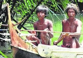 Dos nativos del pueblo shompen a bordo de una barca.