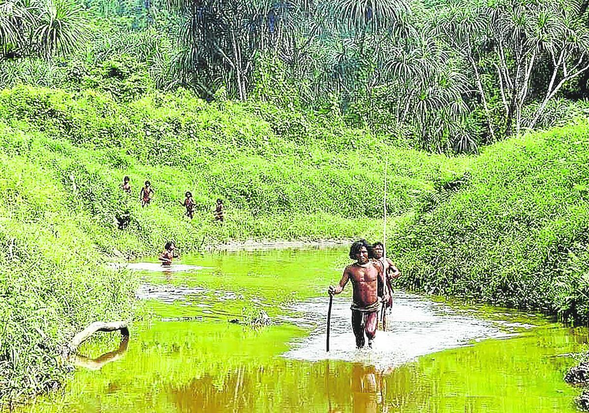 Miembros de la tribu shompen atraviesan el río en Gran Nicobar.