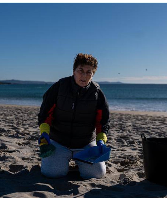 Imagen secundaria 2 - Voluntarios recogen pellets en las playas de la ría de Noia.