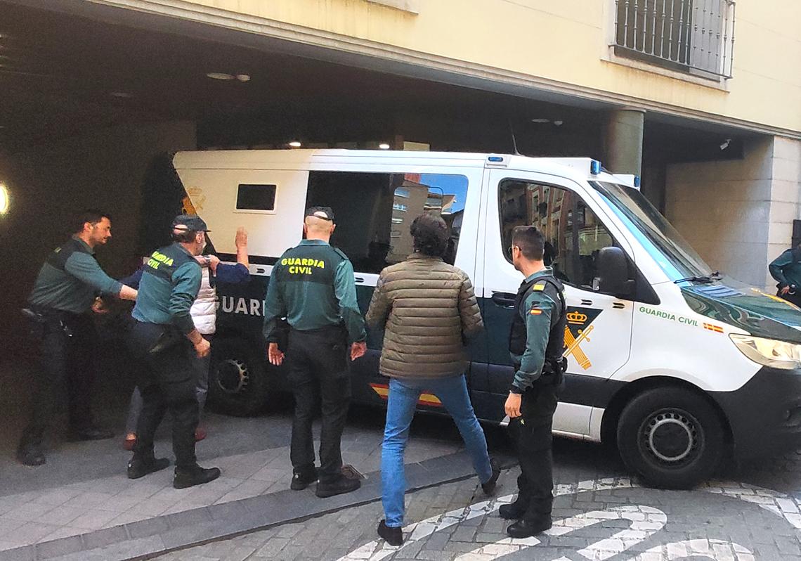 El padre de India golpea el furgón en el que viaja Maroto a su paso por los juzgados.