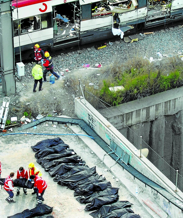 Imagen secundaria 2 - Los equipos de emergencia rescatan cuerpos entre el amasijo de hierros en que quedó convertido el cercanías 21431 a las 7.37 horas de aquel 11 de marzo, cuando tres explosiones destriparon otros tantos vagones en Atocha. En apenas un minuto, dos bombas más explotaron en el tren 21435 en El Pozo y otra en la Estación de Santa Eugenia. Segundos más tarde, cuatro artefactos acabaron con la unidad 17305 en la calle de Téllez, 500 metros antes de entrar en la estación de Atocha.