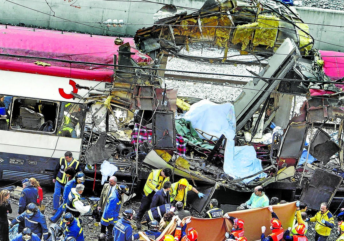 Imagen principal - Los equipos de emergencia rescatan cuerpos entre el amasijo de hierros en que quedó convertido el cercanías 21431 a las 7.37 horas de aquel 11 de marzo, cuando tres explosiones destriparon otros tantos vagones en Atocha. En apenas un minuto, dos bombas más explotaron en el tren 21435 en El Pozo y otra en la Estación de Santa Eugenia. Segundos más tarde, cuatro artefactos acabaron con la unidad 17305 en la calle de Téllez, 500 metros antes de entrar en la estación de Atocha.