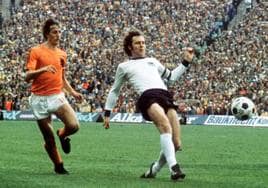 Franz Beckenbauer y Johan Cruyff en la final del Mundial de 1974.