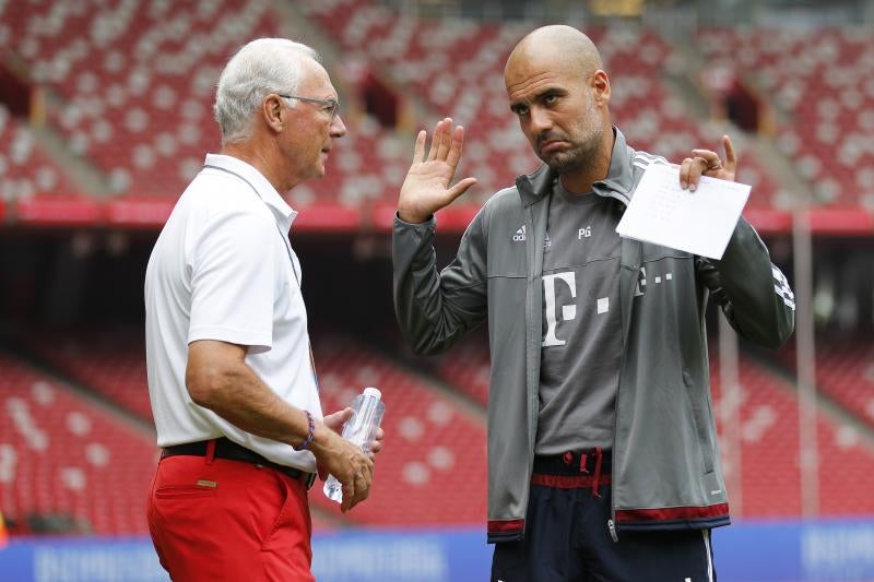 Beckenbauer dialoga con Guardiola durante la etapa del técnico catalán en el Bayern.