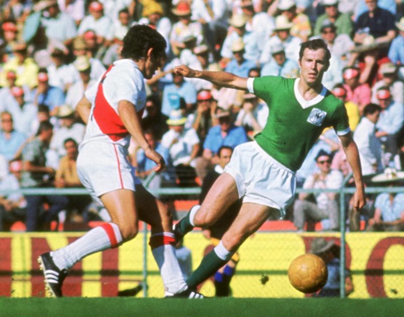 Un joven Beckenbauer, durante sus inicios en el fútbol.