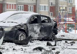 Coches destruidos después del bombardeo en la localidad rusa de Belgorod, el pasado 5 de enero.