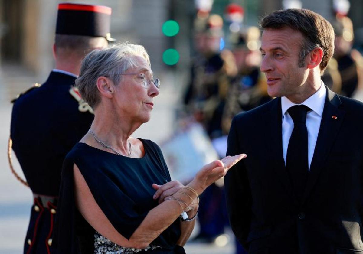 Borne y Macron dialogan a su llegada a una cena de gala ofrecida por el museo del Louvre.