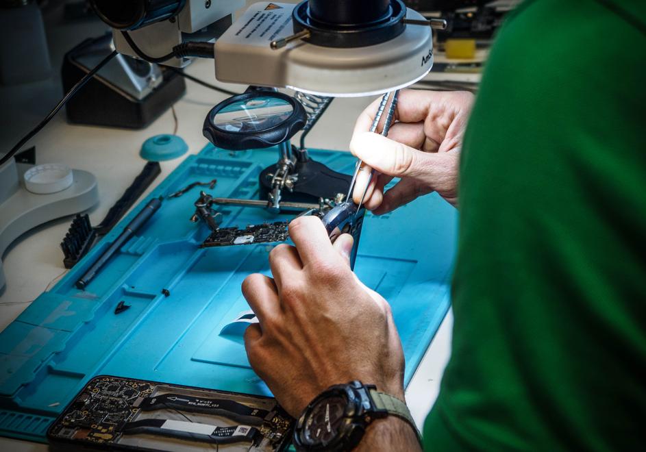 Trabajo minucioso. Un técnico repara un teléfono que algún delincuente trató de destruir para borrar pruebas.