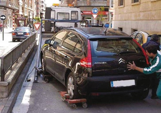 El coche se lleva la grúa