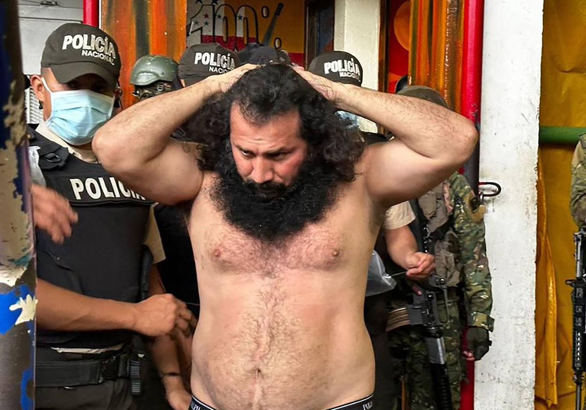 José Adolfo Macías, alias 'Fito', durante su traslado al centro de máxima seguridad La Roca, en Guayaquil, a mediados de agosto de 2023.