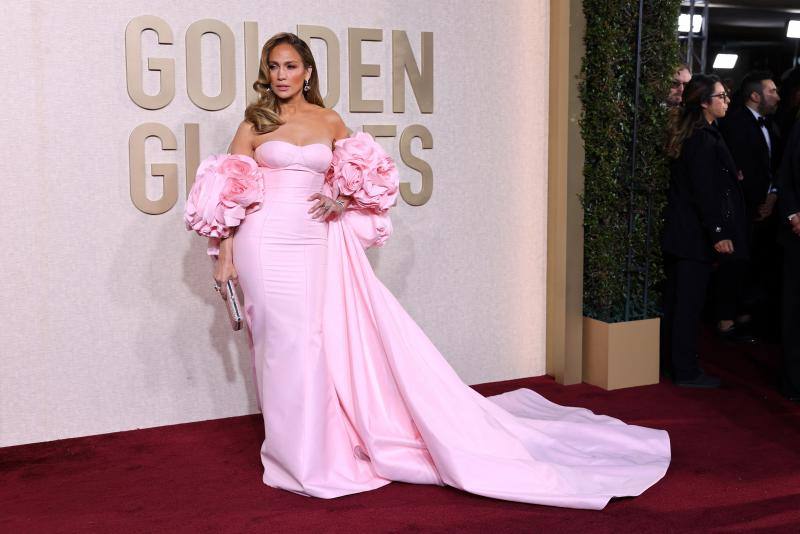 Jennifer López también apuesta por el rosa en su versión pastel con un vestido palabra de honor con el protagonismo en las voluminosas mangas formadas por flores. La pieza está firmada por Nicole + Felicia Couture.