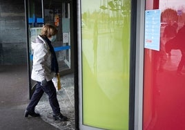 Una mujer con mascarilla entra en un centro sanitario de Valladolid.