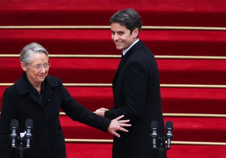 Attal y Borne realizaron el traspaso de poderes en las escalinatas del palacio de Matignon, residencia oficial del primer ministro francés.