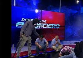 Encapuchados armados ingresan en un canal de televisión en Ecuador y someten al personal.